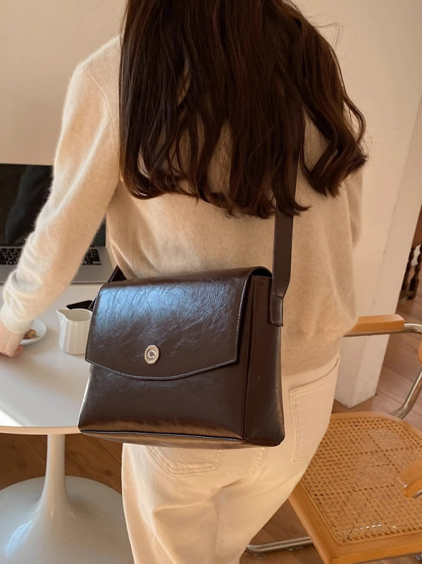 Geantă messenger din PU, stil stradal, capacitate mare, formă orizontală pătrată, închidere cu capac, buzunar secret cu fermoar, căptușeală poliester