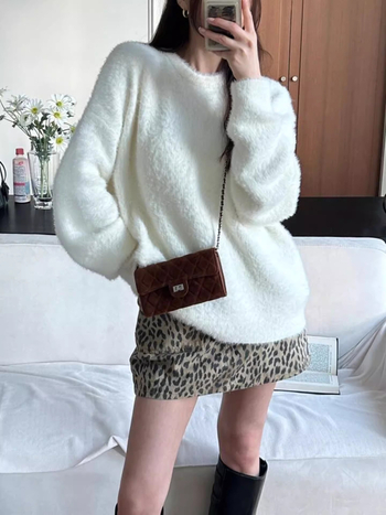 Τσαντάκι crossbody, σουέτ, οριζόντια τετράγωνο σχήμα, κλείσιμο με καπάκι, μονή ιμάντας