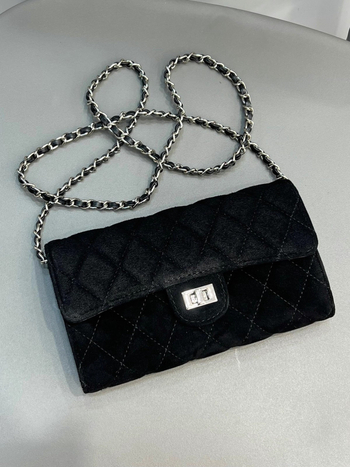 Τσαντάκι crossbody, σουέτ, οριζόντια τετράγωνο σχήμα, κλείσιμο με καπάκι, μονή ιμάντας