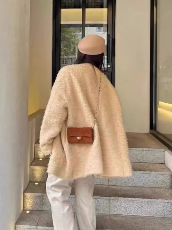 Τσαντάκι crossbody, σουέτ, οριζόντια τετράγωνο σχήμα, κλείσιμο με καπάκι, μονή ιμάντας