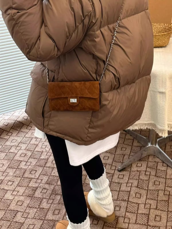 Τσαντάκι crossbody, σουέτ, οριζόντια τετράγωνο σχήμα, κλείσιμο με καπάκι, μονή ιμάντας