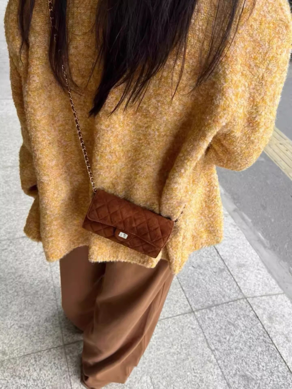Τσαντάκι crossbody, σουέτ, οριζόντια τετράγωνο σχήμα, κλείσιμο με καπάκι, μονή ιμάντας