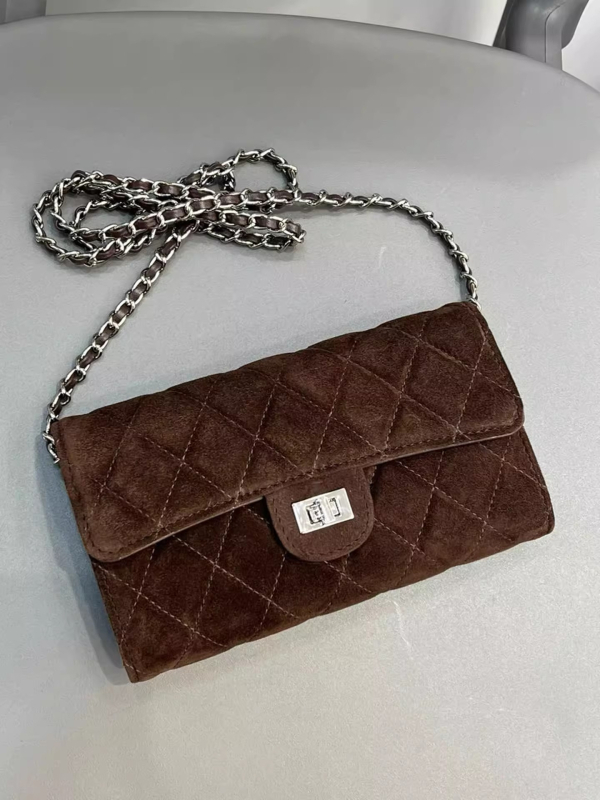 Τσαντάκι crossbody, σουέτ, οριζόντια τετράγωνο σχήμα, κλείσιμο με καπάκι, μονή ιμάντας