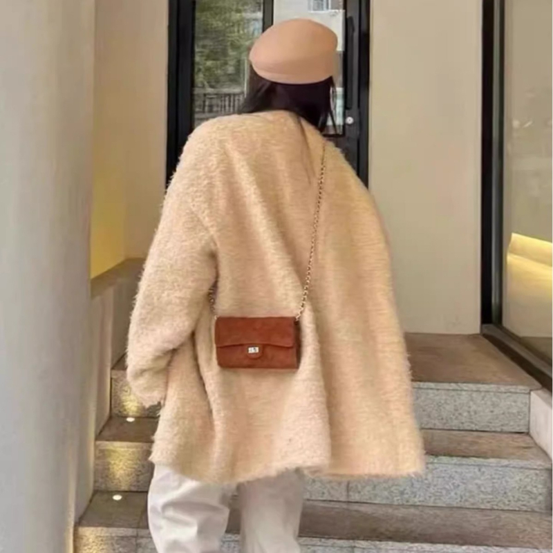 Τσαντάκι crossbody, σουέτ, οριζόντια τετράγωνο σχήμα, κλείσιμο με καπάκι, μονή ιμάντας