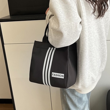 Geantă pentru subraț, nylon, formă pătrată orizontală, deschidere cu capac, căptușeală din poliester, buzunar pentru telefon — Vara 2025