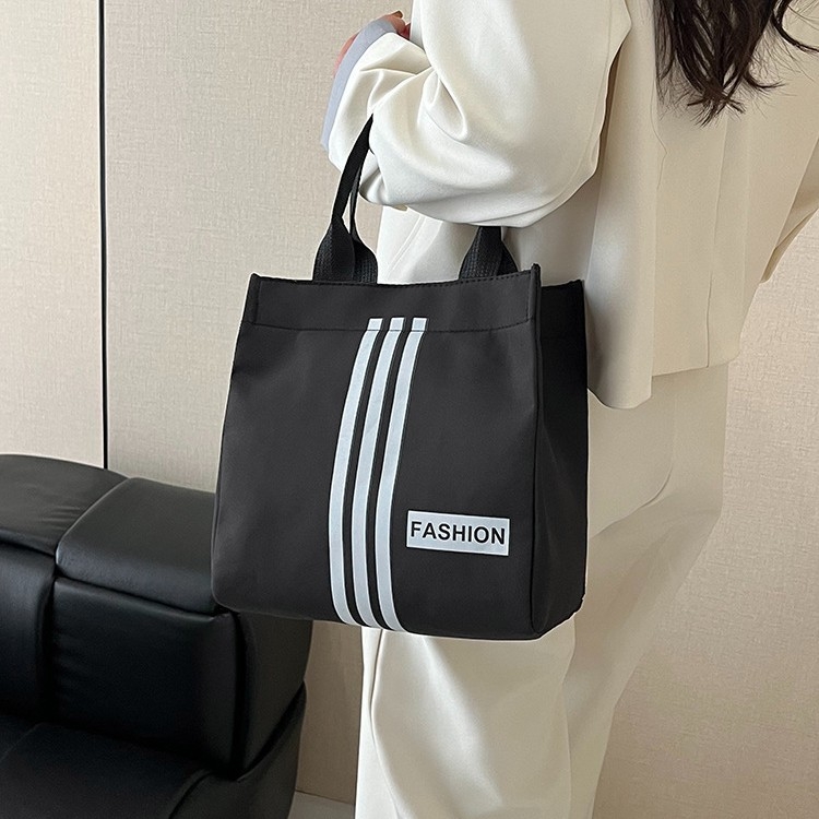 Geantă pentru subraț, nylon, formă pătrată orizontală, deschidere cu capac, căptușeală din poliester, buzunar pentru telefon — Vara 2025