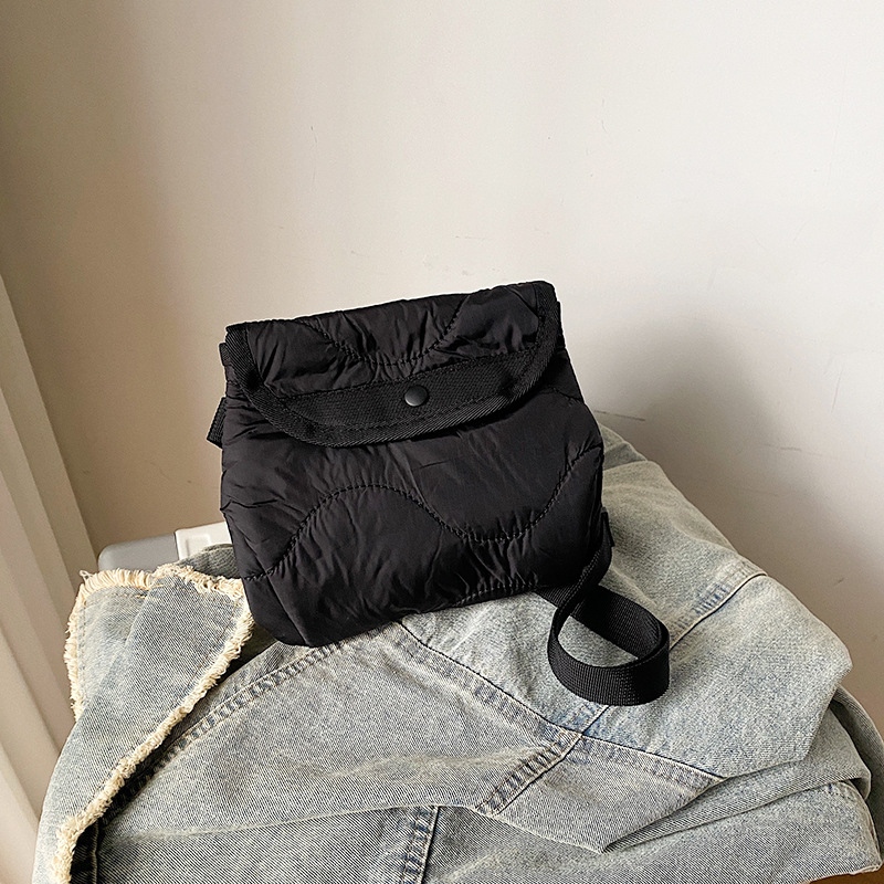 Τσάντα crossbody, ελαφριά κατασκευή από νάιλον, σχέδιο μικρού τετραγώνου, ανοιγμα με μαγνητικό κούμπωμα, επένδυση από νάιλον, Άνοιξη 2024