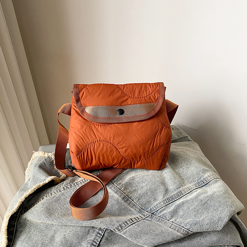 Τσάντα crossbody, ελαφριά κατασκευή από νάιλον, σχέδιο μικρού τετραγώνου, ανοιγμα με μαγνητικό κούμπωμα, επένδυση από νάιλον, Άνοιξη 2024