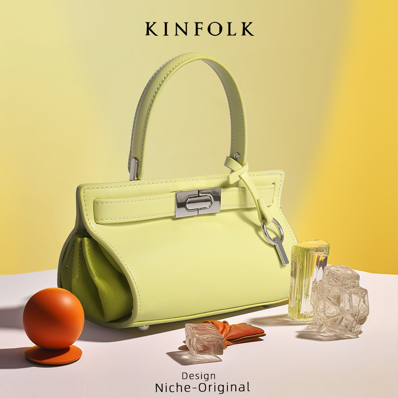 Τσάντα crossbody με κλείσιμο latch, PU υλικό, εξωτερικό σε στυλ shell, οριζόντια τετράγωνη σιλουέτα, εσωτερική τσέπη με φερμουάρ