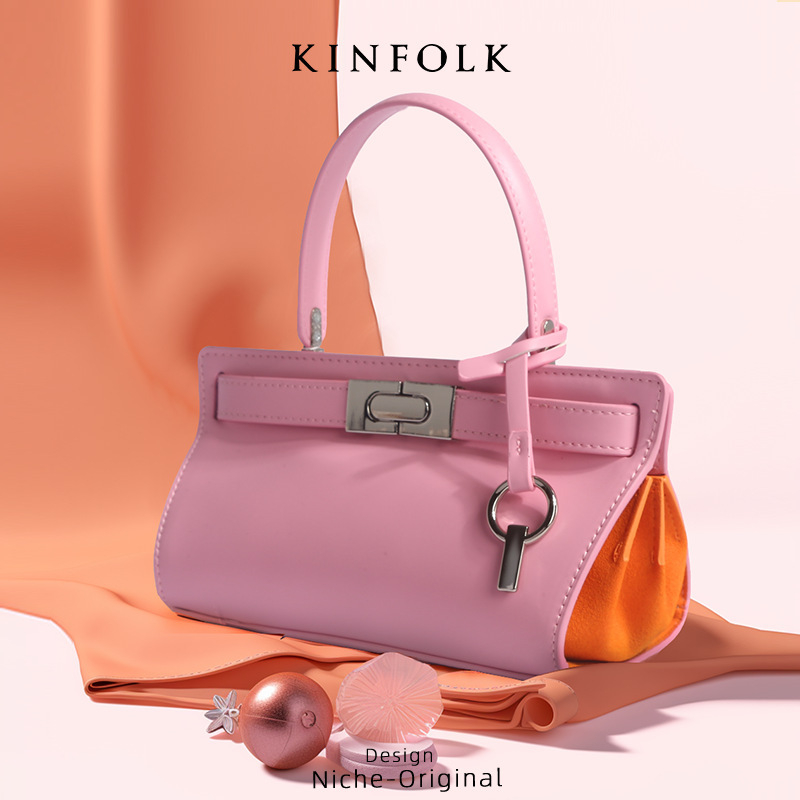 Τσάντα crossbody με κλείσιμο latch, PU υλικό, εξωτερικό σε στυλ shell, οριζόντια τετράγωνη σιλουέτα, εσωτερική τσέπη με φερμουάρ