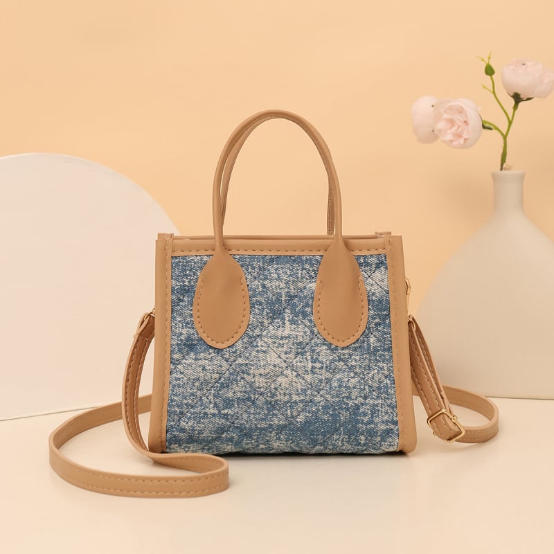 Geantă denim crossbody, simplitate urbană, primăvară 2025, închidere cu fermoar, căptușeală poliester, buzunare interne pentru telefon și buletin, trei curele