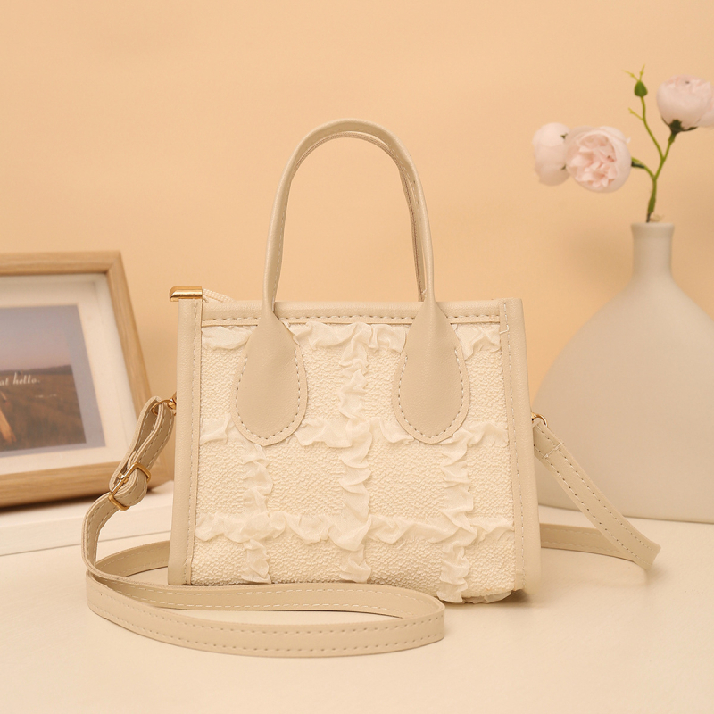 Geantă denim crossbody, simplitate urbană, primăvară 2025, închidere cu fermoar, căptușeală poliester, buzunare interne pentru telefon și buletin, trei curele