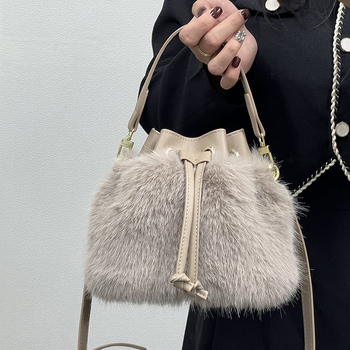 Geantă bucket din pluș pentru femei, stil stradal, formă cilindrică, închidere cu șnur, colecția iarnă 2023