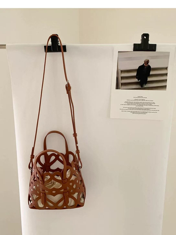 Geantă tip găleată din PU, închidere cu șnur, căptușeală din pânză și buzunar pentru documente, stil stradal