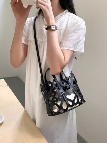 Geantă tip găleată din PU, închidere cu șnur, căptușeală din pânză și buzunar pentru documente, stil stradal