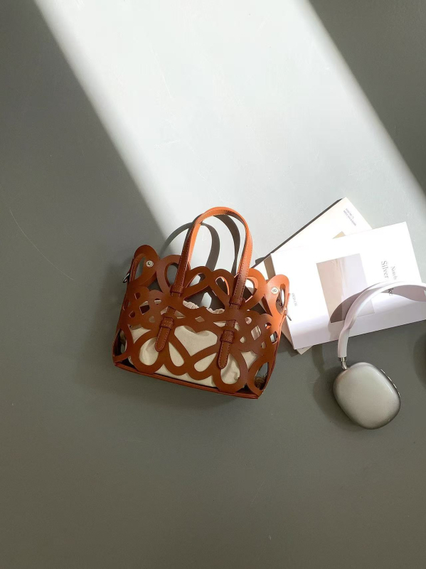 Geantă tip găleată din PU, închidere cu șnur, căptușeală din pânză și buzunar pentru documente, stil stradal