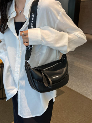 Τσαντάκι crossbody τύπου dumpling, PU υλικό, κλείσιμο με φερμουάρ, επένδυση από πολυεστέρα, μονός ιμάντας