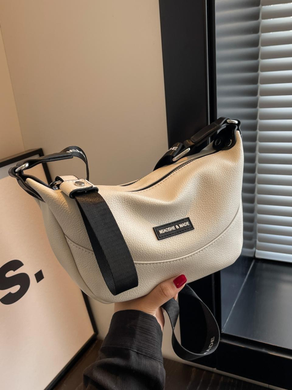 Τσαντάκι crossbody τύπου dumpling, PU υλικό, κλείσιμο με φερμουάρ, επένδυση από πολυεστέρα, μονός ιμάντας