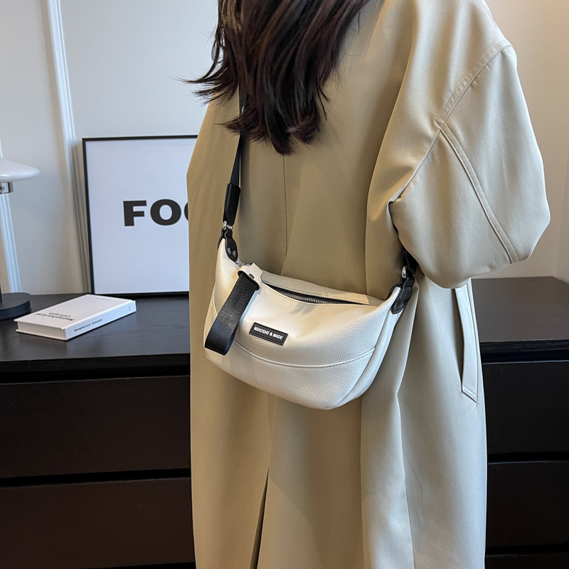Τσαντάκι crossbody τύπου dumpling, PU υλικό, κλείσιμο με φερμουάρ, επένδυση από πολυεστέρα, μονός ιμάντας