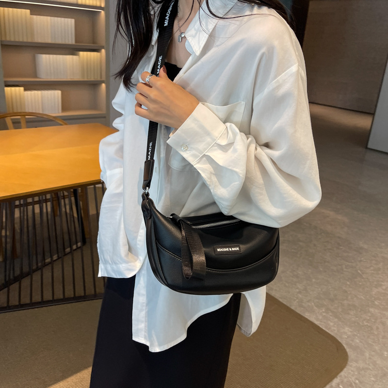 Τσαντάκι crossbody τύπου dumpling, PU υλικό, κλείσιμο με φερμουάρ, επένδυση από πολυεστέρα, μονός ιμάντας