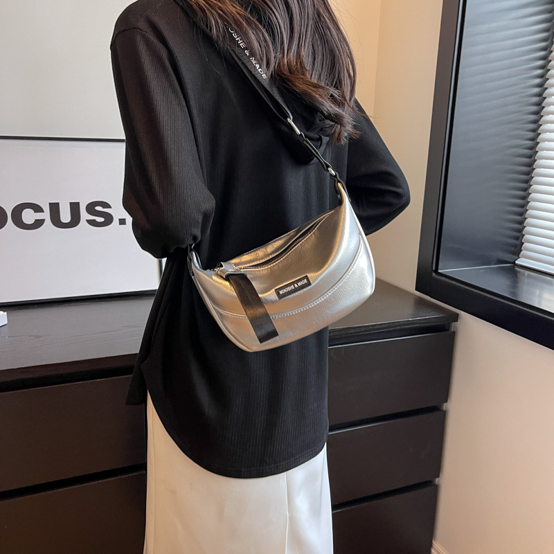 Τσαντάκι crossbody τύπου dumpling, PU υλικό, κλείσιμο με φερμουάρ, επένδυση από πολυεστέρα, μονός ιμάντας
