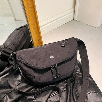 Τσάντα crossbody σε μορφή dumpling από πλυμένο ύφασμα, με φερμουάρ ανοίγματος, εσωτερική τσέπη με φερμουάρ, επένδυση πολυεστέρα