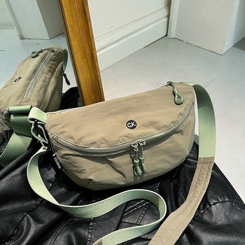 Τσάντα crossbody σε μορφή dumpling από πλυμένο ύφασμα, με φερμουάρ ανοίγματος, εσωτερική τσέπη με φερμουάρ, επένδυση πολυεστέρα