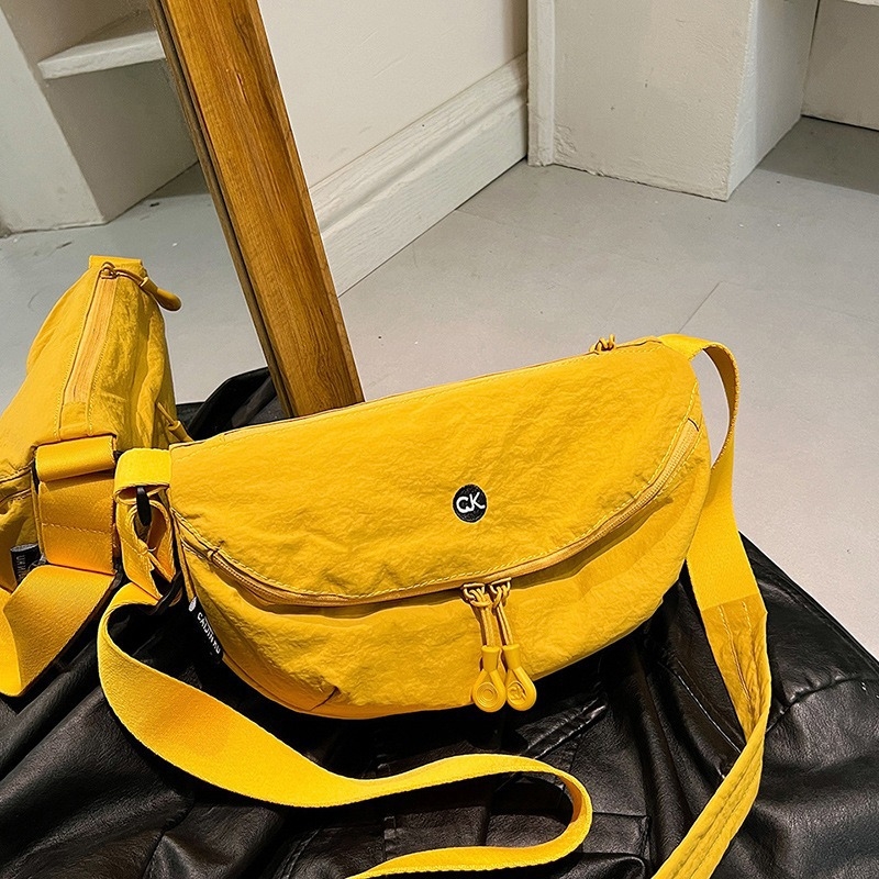 Τσάντα crossbody σε μορφή dumpling από πλυμένο ύφασμα, με φερμουάρ ανοίγματος, εσωτερική τσέπη με φερμουάρ, επένδυση πολυεστέρα