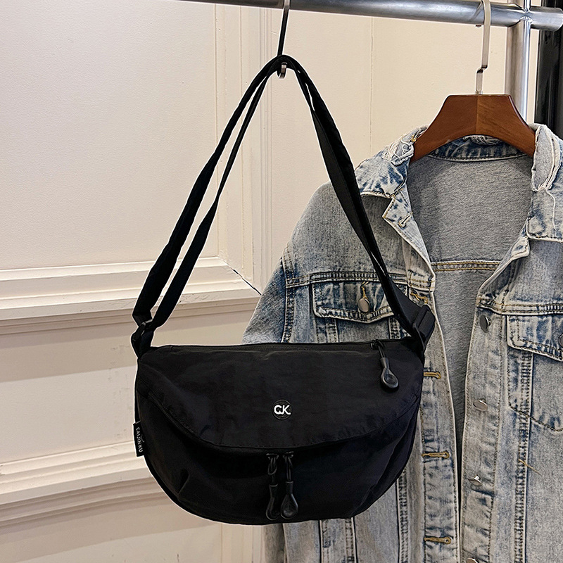 Τσάντα crossbody σε μορφή dumpling από πλυμένο ύφασμα, με φερμουάρ ανοίγματος, εσωτερική τσέπη με φερμουάρ, επένδυση πολυεστέρα