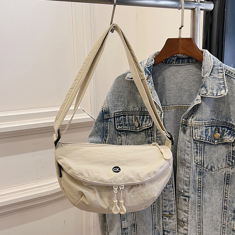 Τσάντα crossbody σε μορφή dumpling από πλυμένο ύφασμα, με φερμουάρ ανοίγματος, εσωτερική τσέπη με φερμουάρ, επένδυση πολυεστέρα