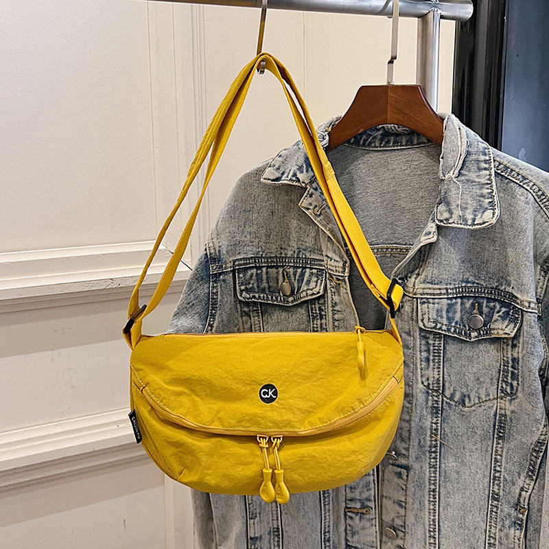 Τσάντα crossbody σε μορφή dumpling από πλυμένο ύφασμα, με φερμουάρ ανοίγματος, εσωτερική τσέπη με φερμουάρ, επένδυση πολυεστέρα