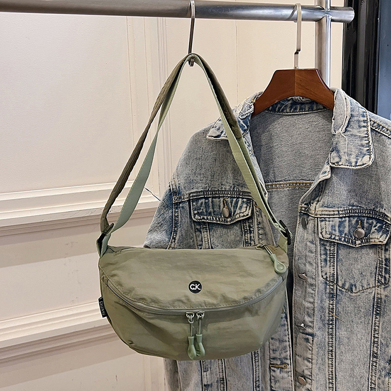 Τσάντα crossbody σε μορφή dumpling από πλυμένο ύφασμα, με φερμουάρ ανοίγματος, εσωτερική τσέπη με φερμουάρ, επένδυση πολυεστέρα