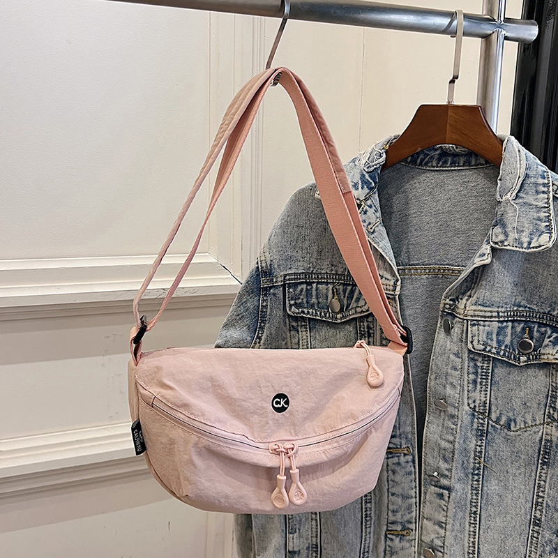 Τσάντα crossbody σε μορφή dumpling από πλυμένο ύφασμα, με φερμουάρ ανοίγματος, εσωτερική τσέπη με φερμουάρ, επένδυση πολυεστέρα