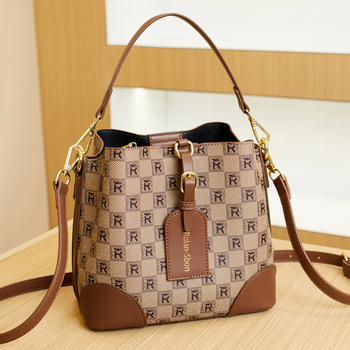 Τσαντάκι bucket από PVC με πλατιά ιμάντα crossbody, μαγνητικό κλείσιμο, εσωτερικές τσέπες: κρυφή τσέπη με φερμουάρ, τσέπη για κινητό, τσέπη για ταυτότητα — Roland Sibao, Καλοκαίρι 2024