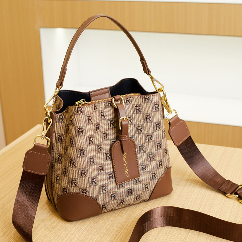Τσαντάκι bucket από PVC με πλατιά ιμάντα crossbody, μαγνητικό κλείσιμο, εσωτερικές τσέπες: κρυφή τσέπη με φερμουάρ, τσέπη για κινητό, τσέπη για ταυτότητα — Roland Sibao, Καλοκαίρι 2024