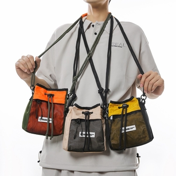 Unisex τσαντα crossbody από νάιλον με κλείσιμο κορδονιού, ελαφρύ, φόδρα από νάιλον, μοτίβο γραμμάτων