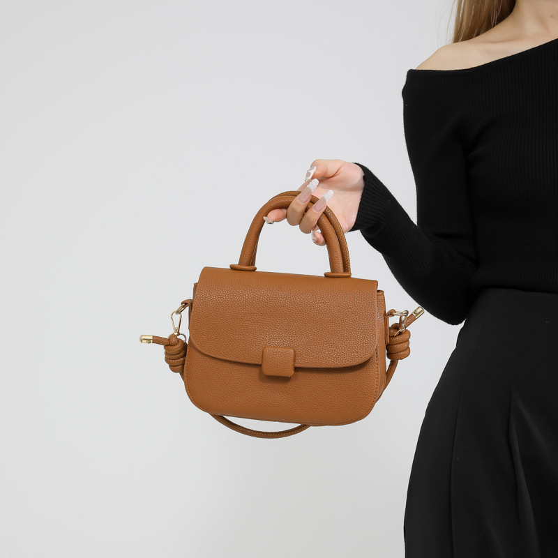 Τσάντα PU σε street style, saddle bag, οριζόντιου τετράγωνου σχήματος, κλείσιμο με καπάκι