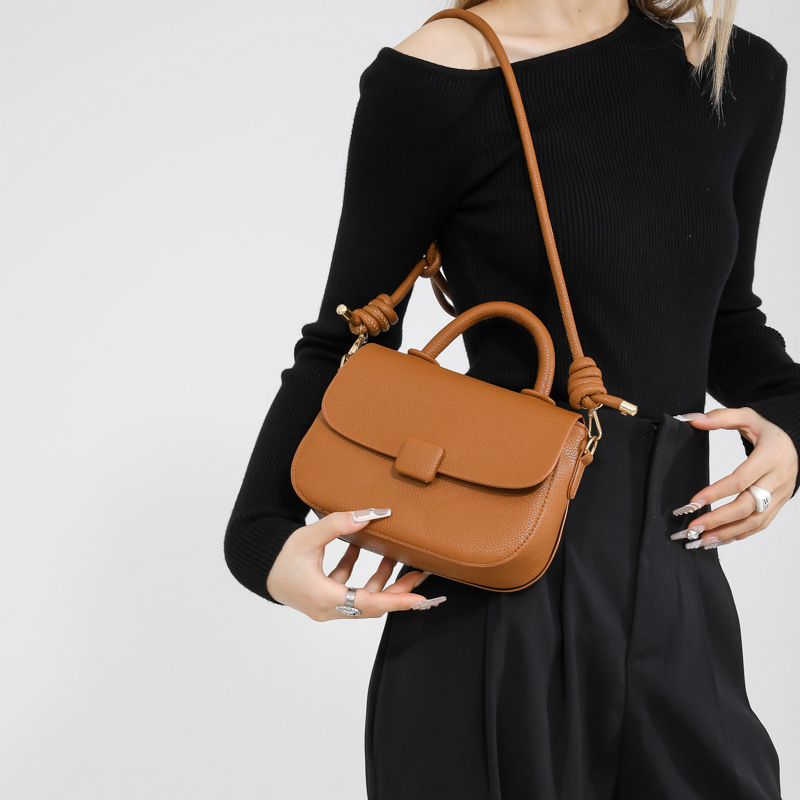 Τσάντα PU σε street style, saddle bag, οριζόντιου τετράγωνου σχήματος, κλείσιμο με καπάκι