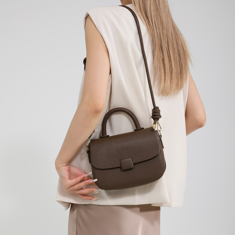 Τσάντα PU σε street style, saddle bag, οριζόντιου τετράγωνου σχήματος, κλείσιμο με καπάκι