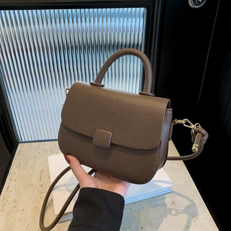 Τσάντα PU σε street style, saddle bag, οριζόντιου τετράγωνου σχήματος, κλείσιμο με καπάκι