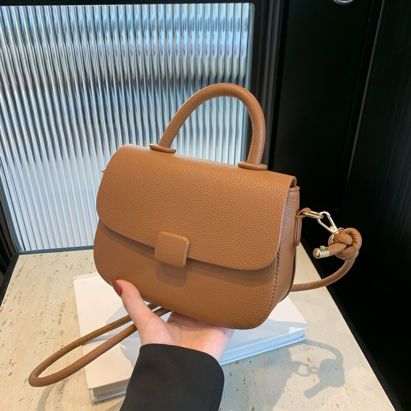 Τσάντα PU σε street style, saddle bag, οριζόντιου τετράγωνου σχήματος, κλείσιμο με καπάκι