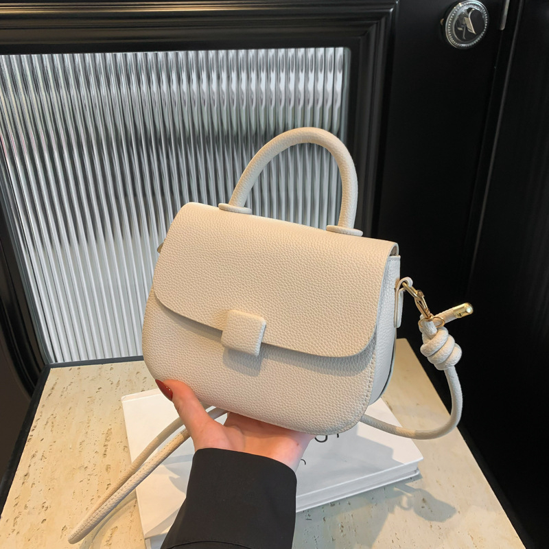 Τσάντα PU σε street style, saddle bag, οριζόντιου τετράγωνου σχήματος, κλείσιμο με καπάκι