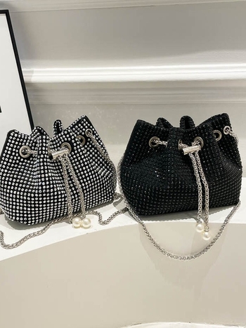 Geantă Bucket pentru femei din PU, închidere magnetică, buzunare interioare pentru telefon și ID card, căptușeală din piele sintetică, formă orizontală pătrată