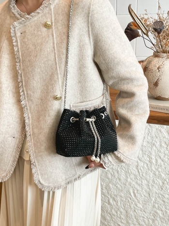 Geantă Bucket pentru femei din PU, închidere magnetică, buzunare interioare pentru telefon și ID card, căptușeală din piele sintetică, formă orizontală pătrată