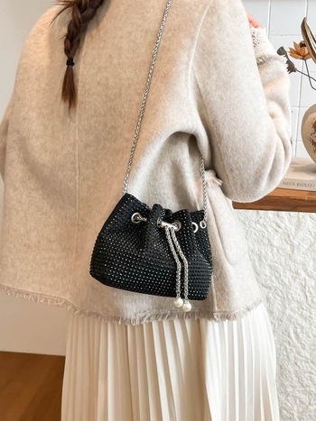 Geantă Bucket pentru femei din PU, închidere magnetică, buzunare interioare pentru telefon și ID card, căptușeală din piele sintetică, formă orizontală pătrată