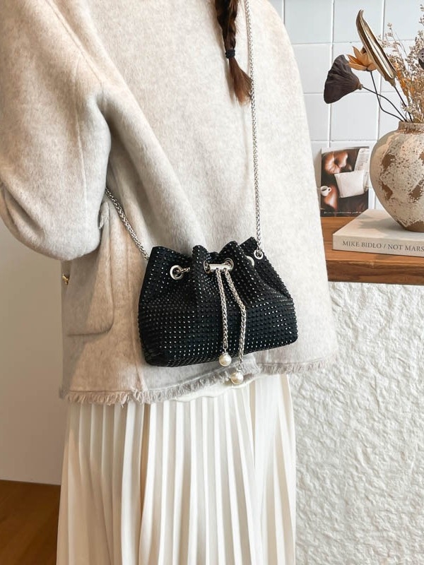 Geantă Bucket pentru femei din PU, închidere magnetică, buzunare interioare pentru telefon și ID card, căptușeală din piele sintetică, formă orizontală pătrată