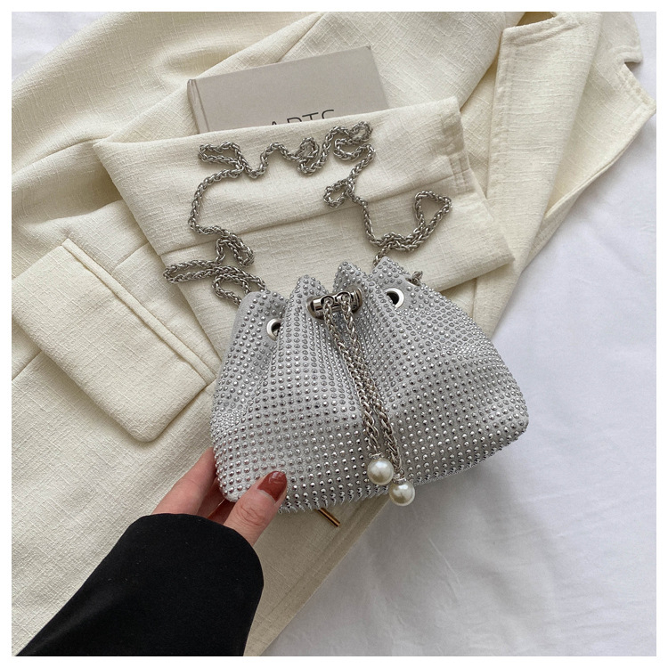 Geantă Bucket pentru femei din PU, închidere magnetică, buzunare interioare pentru telefon și ID card, căptușeală din piele sintetică, formă orizontală pătrată