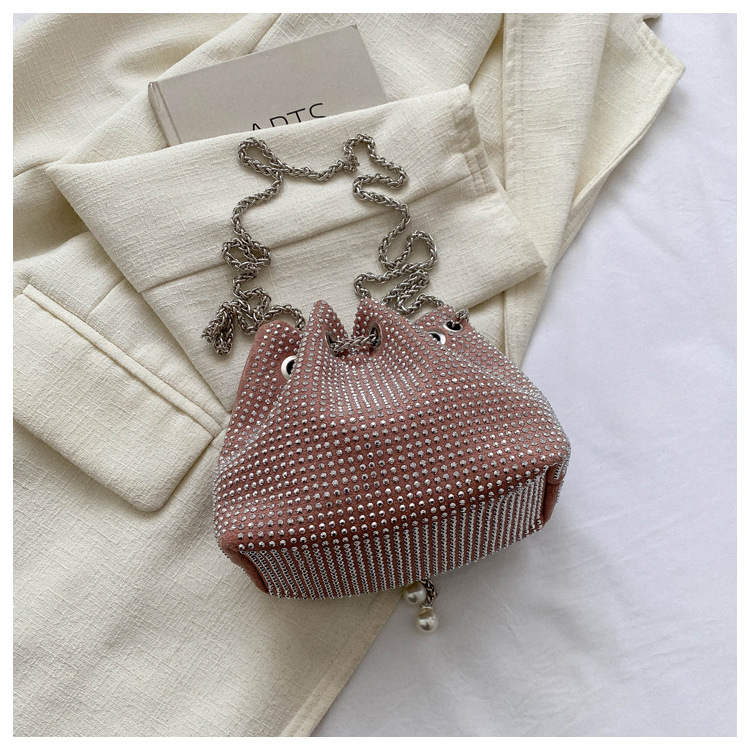 Geantă Bucket pentru femei din PU, închidere magnetică, buzunare interioare pentru telefon și ID card, căptușeală din piele sintetică, formă orizontală pătrată