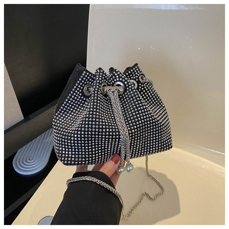 Geantă Bucket pentru femei din PU, închidere magnetică, buzunare interioare pentru telefon și ID card, căptușeală din piele sintetică, formă orizontală pătrată