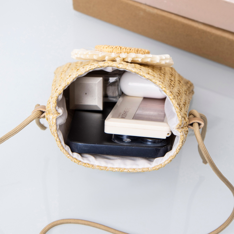 Geantă crossbody din paie pentru femei, stil street fashion, formă verticală pătrată, compartimente pentru telefon și buletin, lansare vară 2024